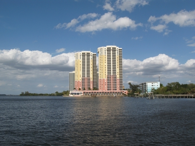 Riviera 2743 in Ft. Myers, FL - Foto de edificio - Building Photo