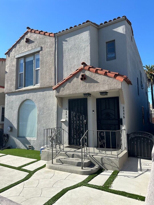 235 Pomona Ave in Long Beach, CA - Building Photo