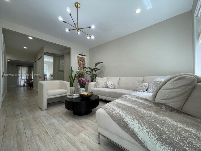 557 De Leon Dr in Miami Springs, FL - Building Photo - Building Photo