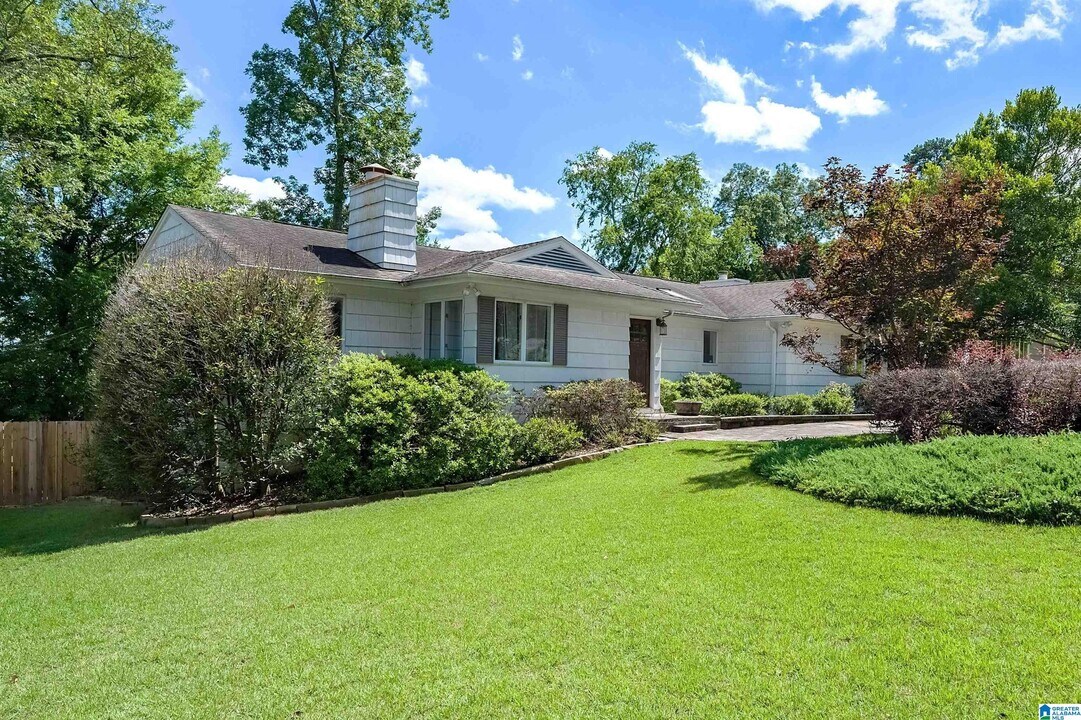 2005 Chestnut Rd in Vestavia Hills, AL - Building Photo