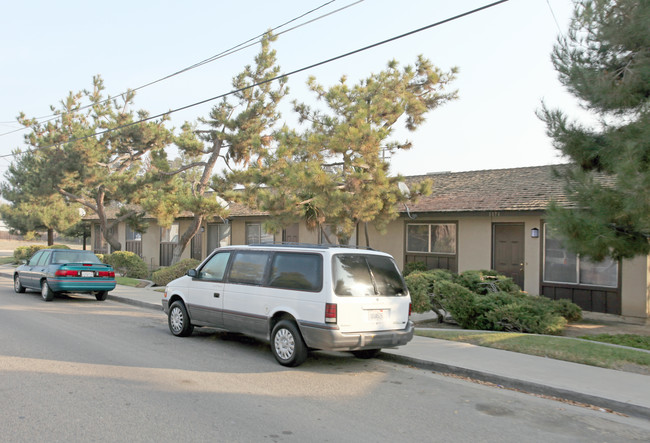 1171 N Green St in Hanford, CA - Building Photo - Building Photo