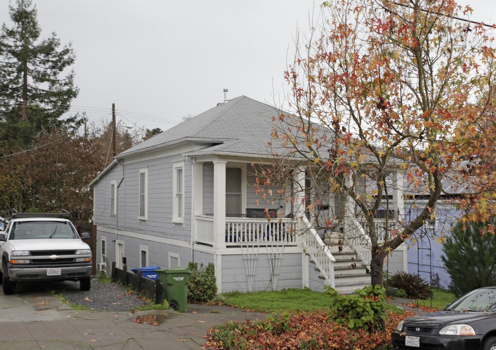 337 Liberty St in Petaluma, CA - Building Photo