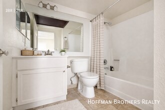 8926 Burnet Ave in Los Angeles, CA - Foto de edificio - Building Photo