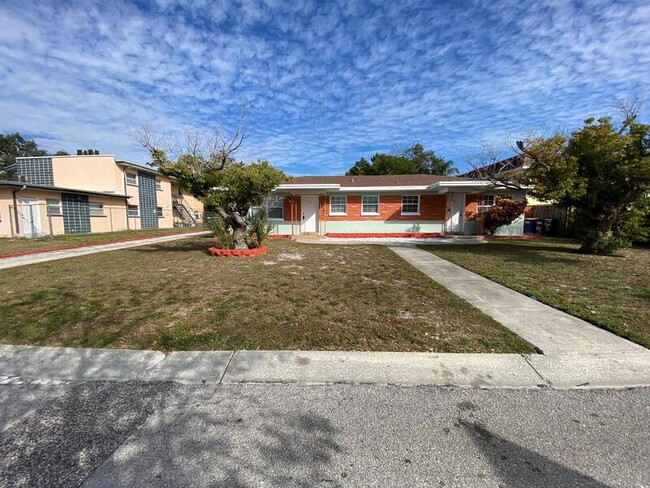 401 S Nimbus Ave in Clearwater, FL - Building Photo - Building Photo