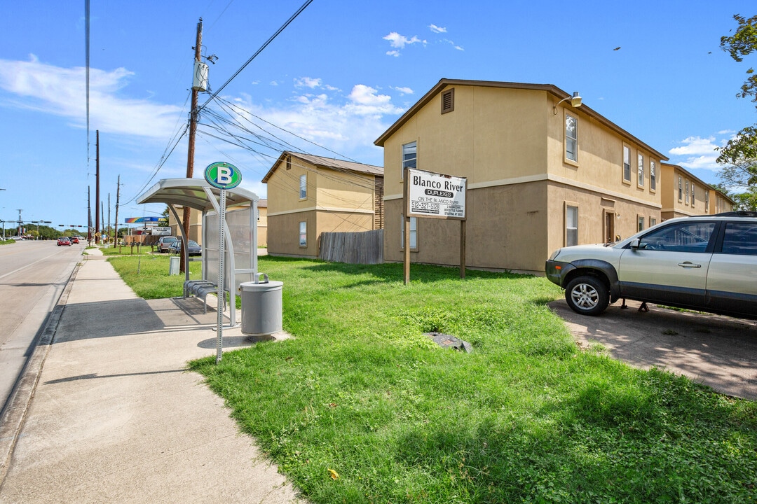 1470 River Rd, Unit 1470 in San Marcos, TX - Foto de edificio