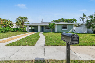 12 Wellesley Dr in Lake Worth Beach, FL - Building Photo - Building Photo
