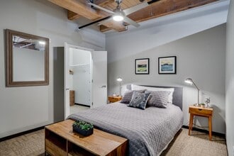 CE Living in St. Paul, MN - Foto de edificio - Building Photo