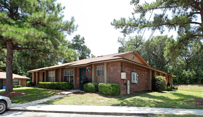 Riverview Place Apartments in Pensacola, FL - Foto de edificio - Primary Photo