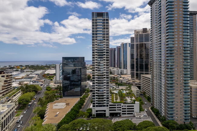 The Royal Capitol Plaza in Honolulu, HI - Building Photo - Building Photo