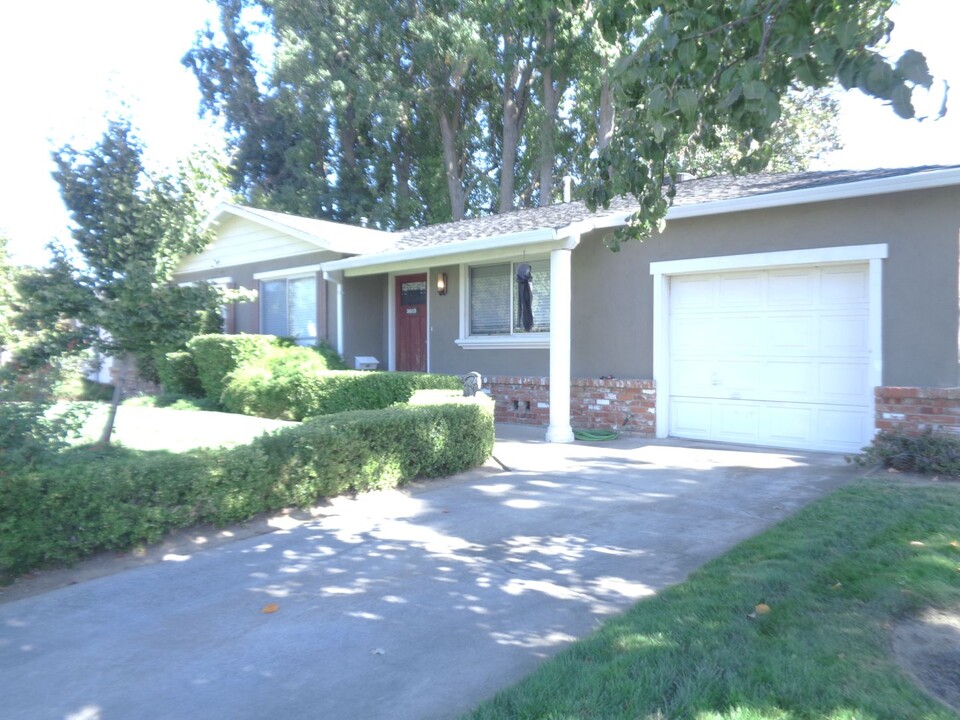 3811-3813 Erlewine Cir in Sacramento, CA - Building Photo