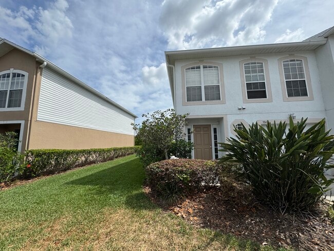 9843 Ashburn Lake Dr in Tampa, FL - Foto de edificio - Building Photo