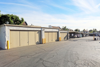 Imperial Park Apartments in Brea, CA - Foto de edificio - Building Photo