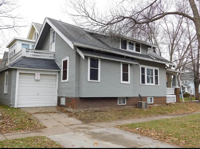 1841 Grande Ave SE in Cedar Rapids, IA - Building Photo - Building Photo