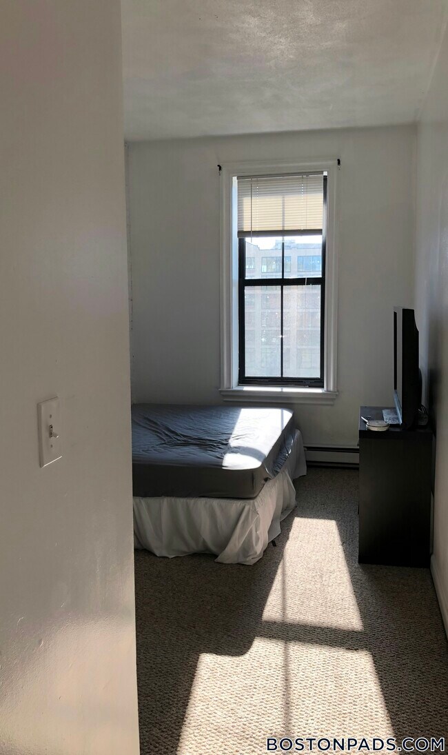 23 Cortes St, Unit 10 in Boston, MA - Foto de edificio - Building Photo