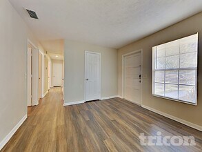 1201 Windsor Cir in Brandon, FL - Building Photo - Building Photo