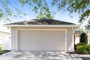 4390 Hanging Moss Dr in Orange Park, FL - Building Photo