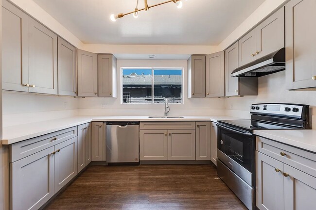 540 E Hyde Park Pl in Inglewood, CA - Foto de edificio - Building Photo