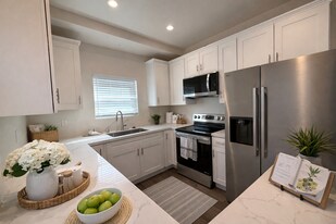 5106 E Falls View Dr in San Diego, CA - Building Photo