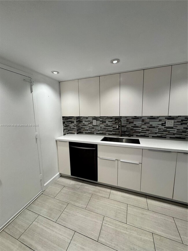 1470 NE 125th Ter, Unit PH7 in North Miami, FL - Building Photo - Building Photo