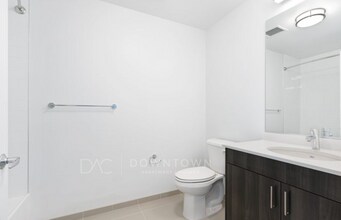 702 N Milwaukee Ave in Chicago, IL - Building Photo - Building Photo