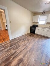 325 W Hutchison St in San Marcos, TX - Building Photo - Building Photo