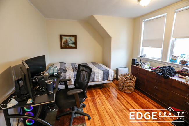 43 Newcastle Rd, Unit 2 in Boston, MA - Foto de edificio - Building Photo