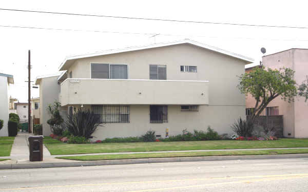 12336 Inglewood Ave in Hawthorne, CA - Foto de edificio - Building Photo