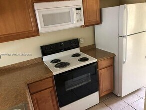 1002 Coral Club Dr in Coral Springs, FL - Building Photo - Building Photo