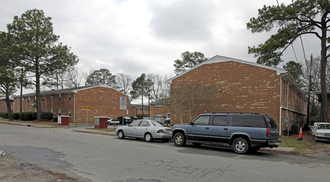 Perry Shores Apartments in Virginia Beach, VA - Building Photo - Building Photo