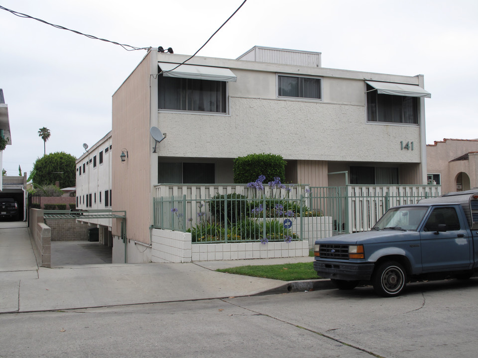 141 W Hillcrest Blvd in Inglewood, CA - Foto de edificio