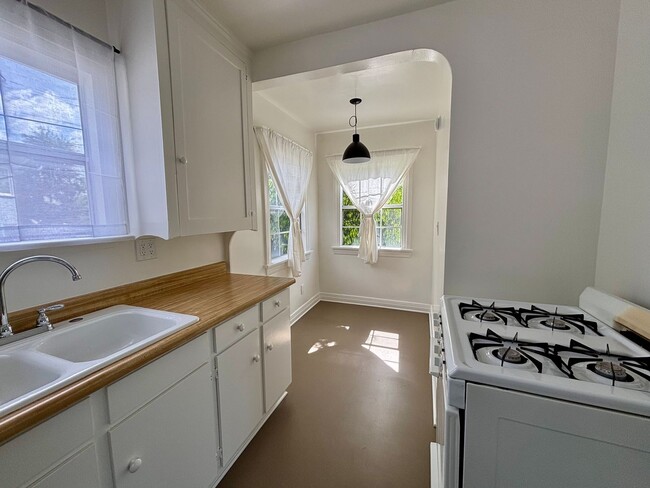 property at 2809-2821.5-28215 Rowena Ave