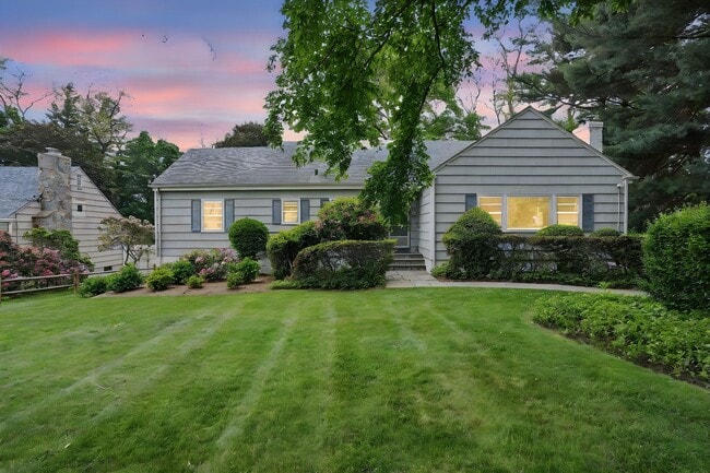 25 Scott Cir in Harrison, NY - Building Photo - Building Photo