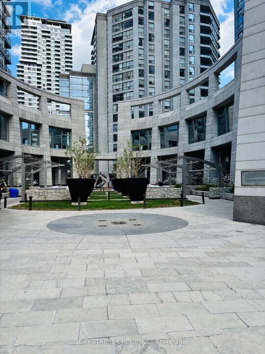 2181-2181 Yonge St in Toronto, ON - Building Photo