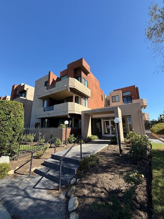 7826 Topanga Canyon Blvd in Los Angeles, CA - Building Photo