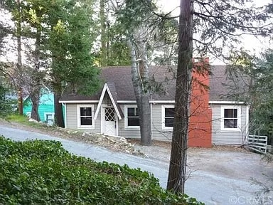 749 N Village Ln in Crestline, CA - Building Photo