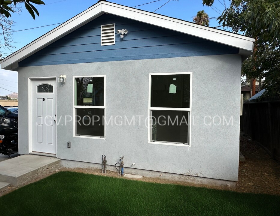 1025 S Victoria Ave in Corona, CA - Building Photo