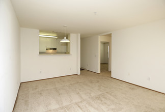 Renwick Square in Elk Grove, CA - Building Photo - Interior Photo