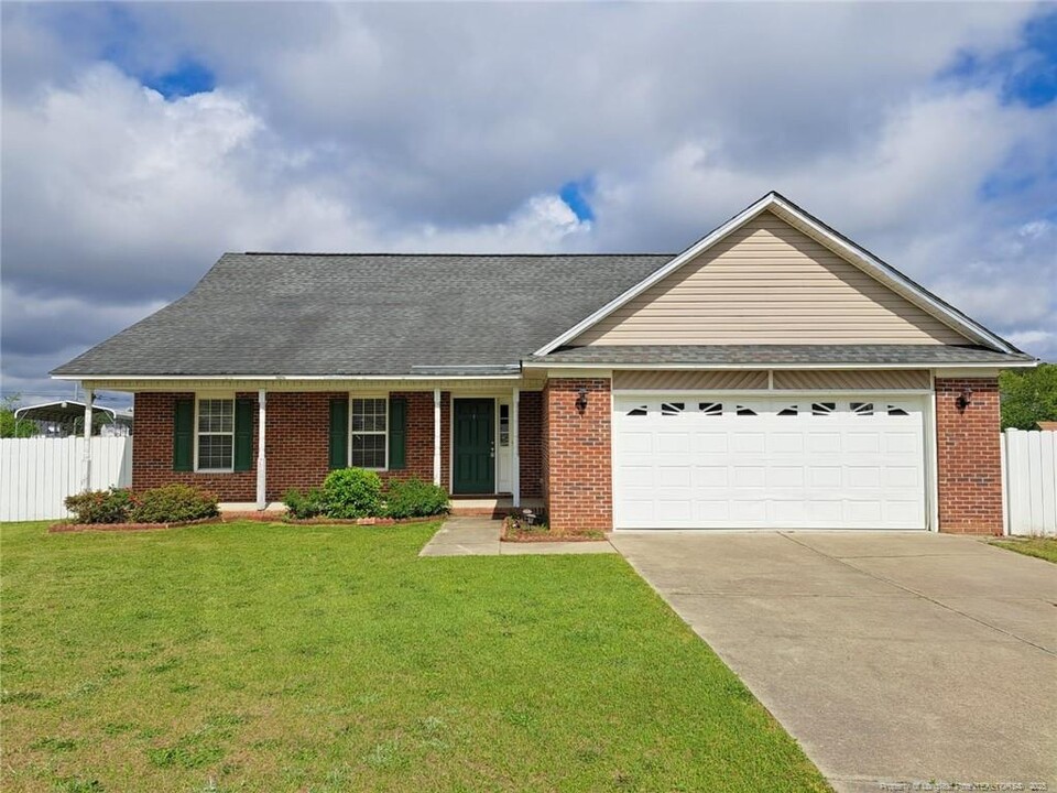 206 Sandspur Ct in Raeford, NC - Foto de edificio