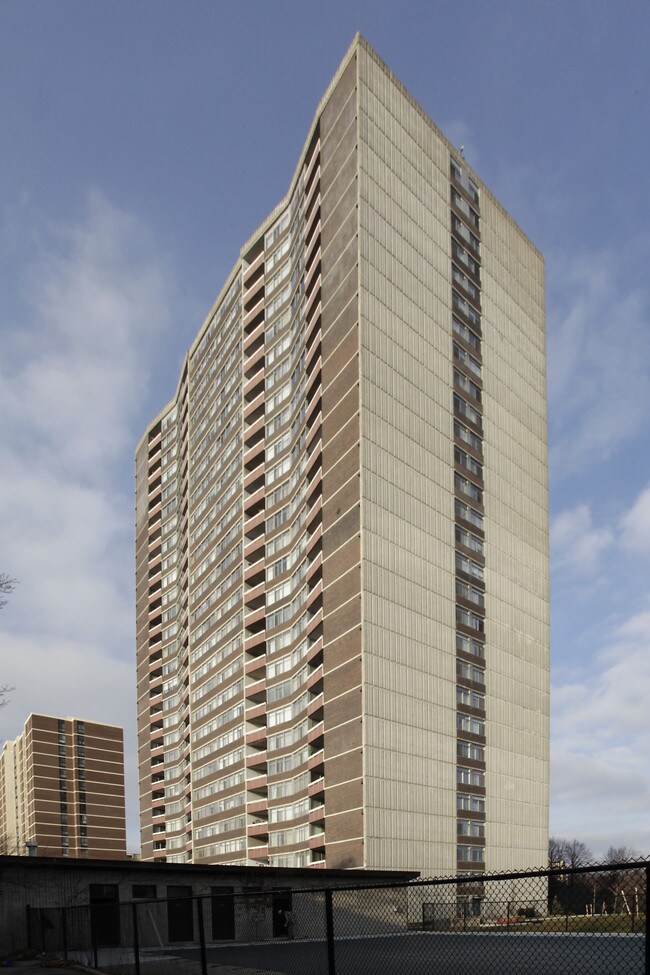 3100 Kirwin Ave in Mississauga, ON - Building Photo - Primary Photo