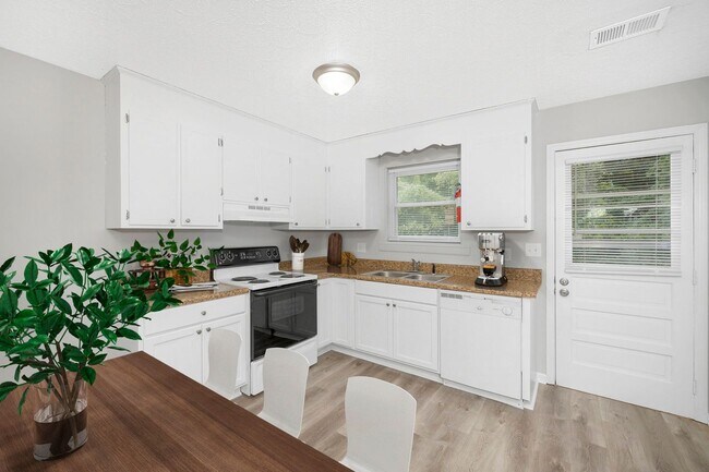 SH101-College Road Apartments (RCA) in Shelby, NC - Foto de edificio - Building Photo