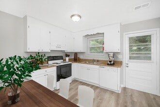 SH101-College Road Apartments (RCA) in Shelby, NC - Foto de edificio - Building Photo