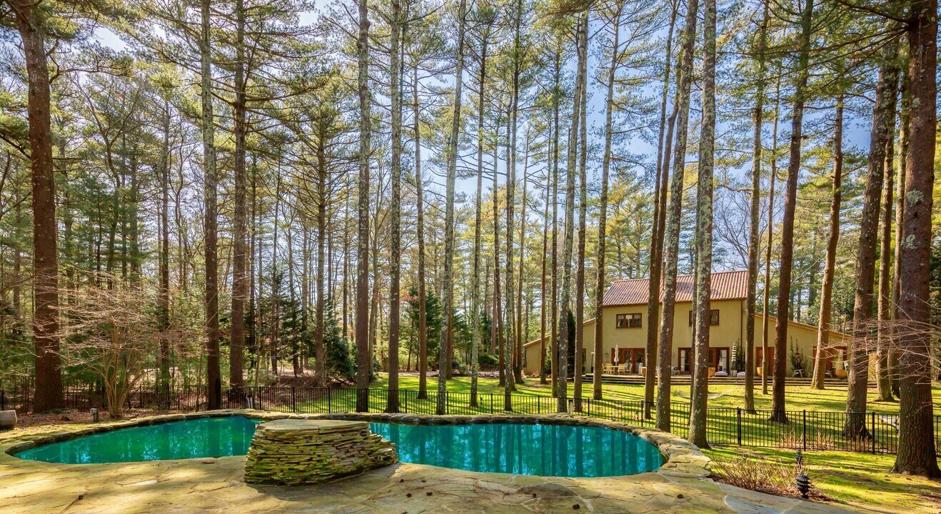 88 Bull Path in East Hampton, NY - Building Photo