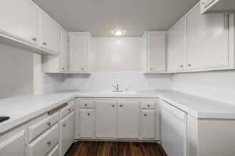 525 E. 99th St. in Inglewood, CA - Foto de edificio - Building Photo