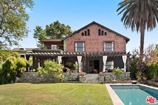 1046 W Kensington Rd in Los Angeles, CA - Building Photo