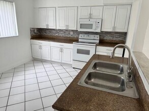 6884 NW 14th St in Plantation, FL - Building Photo - Building Photo