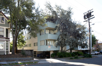 Channing Poolside Apartments in Berkeley, CA - Foto de edificio - Building Photo