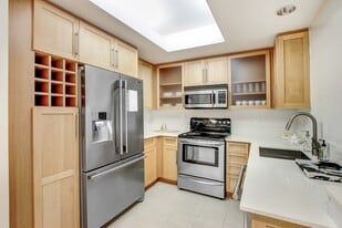 Wilshire Margot in Los Angeles, CA - Building Photo