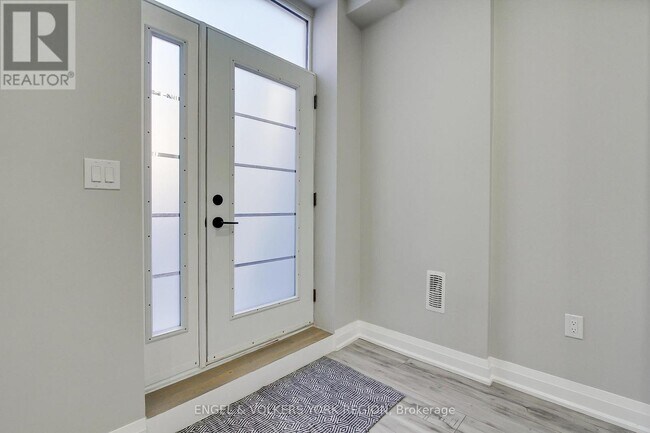 4 Valley Point Cres in King City, ON - Building Photo - Building Photo