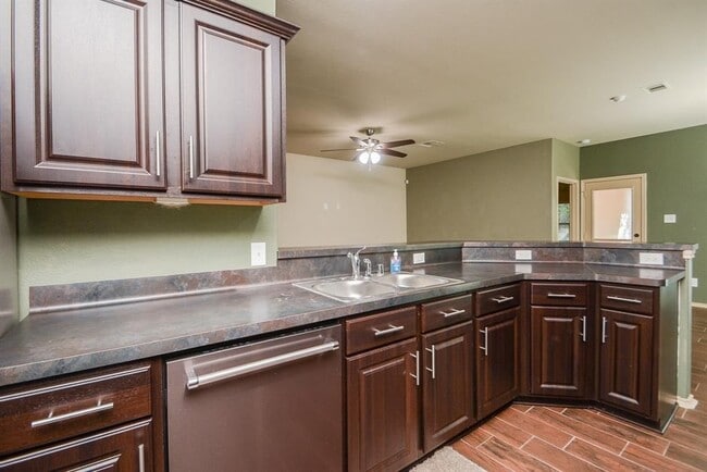 9553 East Woodmark in Conroe, TX - Foto de edificio - Building Photo