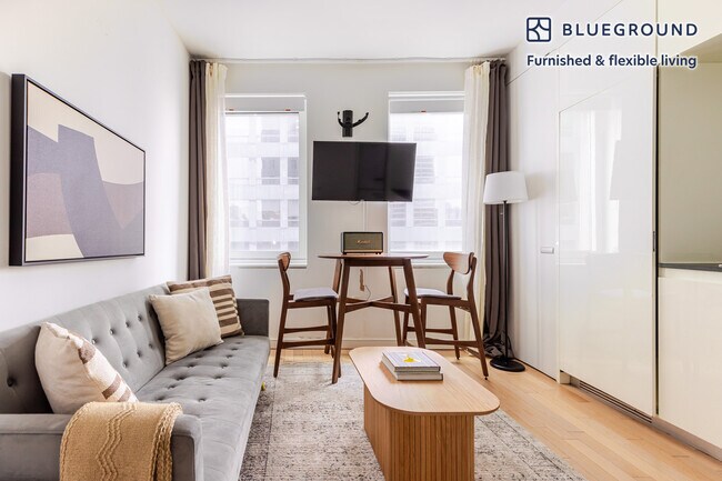 70 W 45th St in New York, NY - Building Photo - Building Photo